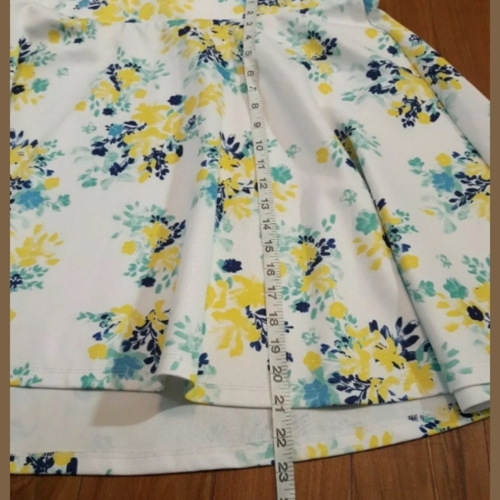 Torrid White/Multi Floral Skater Skirt Size 1 - Picture 5 of 8